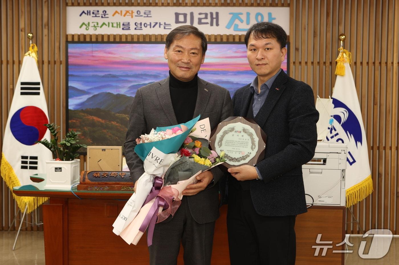 강락현 전북 소상공인연합회장(오른쪽)이 전춘성 진안군수에게 감사패를 전달하고 있다.(진안군제공. 재판매 및 DB금지)2026.1.6/뉴스1