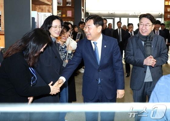 본문 이미지 - 지난 2025년 2월3일 김관영 전북도지사가 14개 시군 방문 첫 일정으로 전주시를 찾아 직원들과 악수를 하고 있다.(전주시 제공. 재판매 및 DB금지)/뉴스1