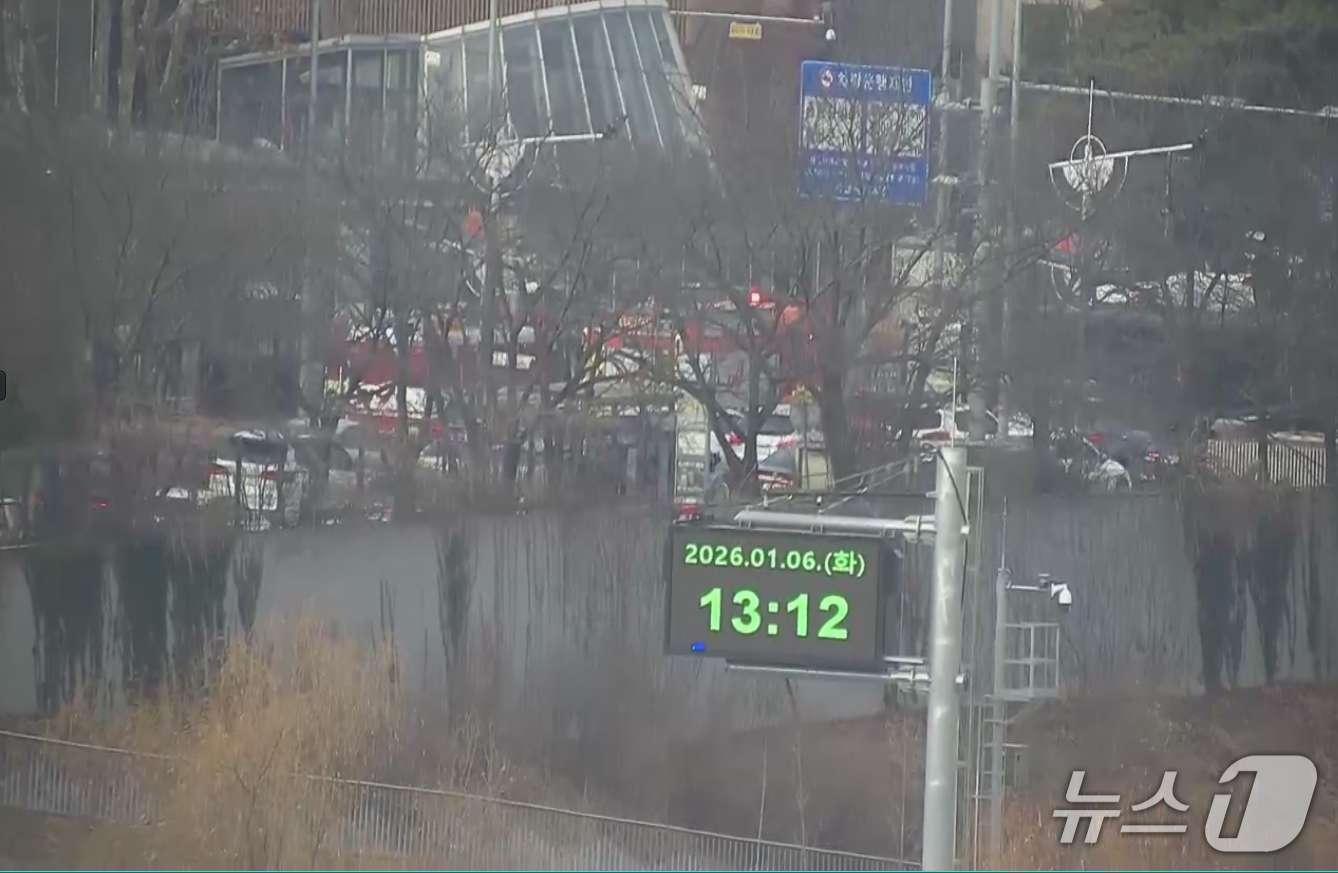 본문 이미지 - 6일 오후 1시 6분쯤 서울 양천구 지하철 9호선 신목동역 인근 교차로에서 좌회전하는 버스와 직진 중인 트럭이 부딪히는 사고가 발생했다.(서울시 교통정보 시스템 갈무리)