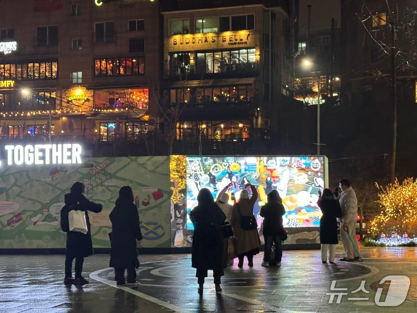 본문 이미지 - 이태원 관광객이 녹사평광장 체험형 콘텐츠를 즐기고 있다.(용산구 제공)