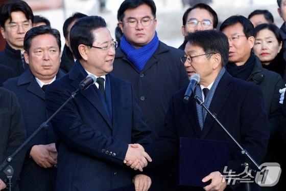 본문 이미지 - 2일 국립5·18민주묘지 민주의문 앞에서 강기정 광주시장과 김영록 전남도지사가 광주·전남 대통합 추진 공동선언문을 발표하고 있다. 2026.1.2/뉴스1 ⓒ News1 김태성 기자 