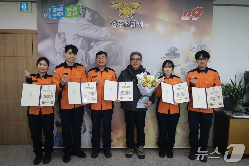 본문 이미지 - 충주소방서 하트세이버 인증서 전달식.(충주소방서 제공. 재판매 및 DB금지)/뉴스1 