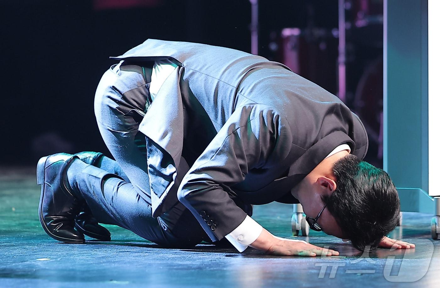 김민석 국무총리가 6일 서울 영등포구 영등포 아트홀에서 열린 2026 영등포구 신년인사회에서 큰절을 올리고 있다. 2026.1.6/뉴스1 ⓒ News1 김성진 기자