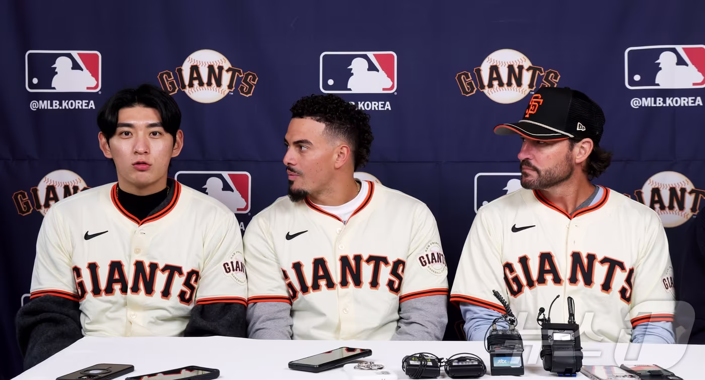 미국 프로야구 메이저리그(MLB) 샌프란시스코 자이언츠 이정후가 6일 오전 서울 종로구 클래식 디토에서 기자회견을 하고 있다. 왼쪽부터 이정후, 윌리 아다메스, 토니 비텔로 감독. (공동취재) 20260106 2026.1.6/뉴스1 ⓒ News1 김민지 기자