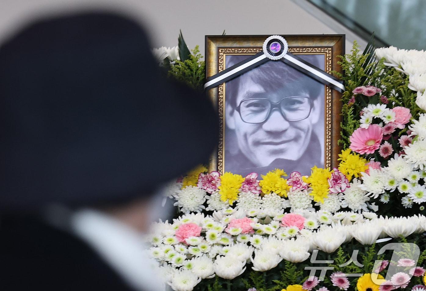 본문 이미지 - 6일 오후 서울 중구 서울영화센터에 마련된 '국민배우' 고 안성기 시민 추모공간을 찾은 시민들이 고인을 추모하고 있다. 충무로 서울영화센터는 오는 8일 오후 6시까지 추모 공간을 운영한다. 2026.1.6/뉴스1 ⓒ News1 오대일 기자