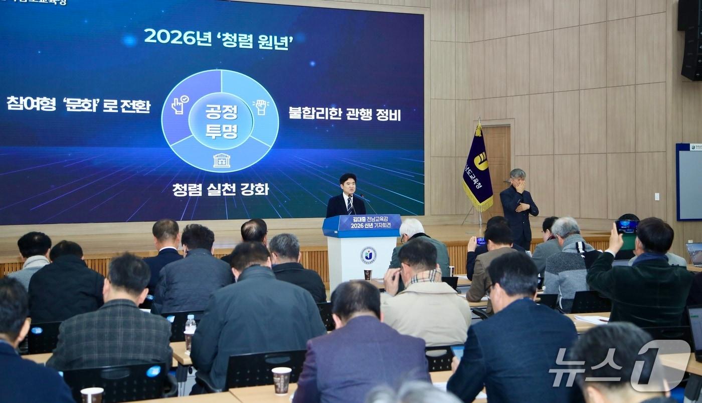 김대중 전남교육감이 6일 신년 기자회견을 통해 '2026 전남교육 주요 정책' 추진 방향을 밝히고 있다.(전남교육청 제공, 재판매 및 DB금지)/뉴스1 