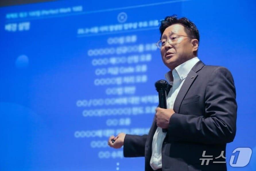 본문 이미지 - 김병철 KDB생명 수석부사장이 지난해 7월 열린 ‘임직원 대상 타운홀 미팅’에서 신규 캠페인에 대해 설명하고 있다./사진제공=KDB생명