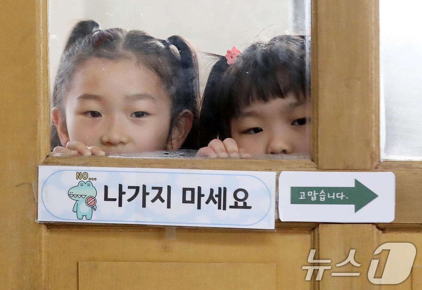 2026학년도 부산지역 공립 초등학교 신입생 예비소집이 진행된 6일 오후 부산 연제구 창신초등학교에서 예비 초등학생들이 1학년 교실을 살펴보고 있다. 2026.1.6/뉴스1 ⓒ News1 윤일지 기자