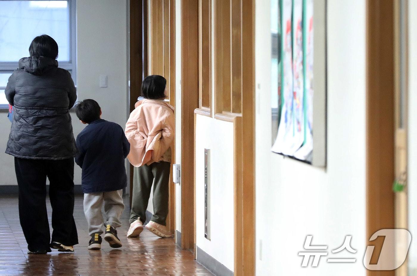 본문 이미지 - 2026학년도 부산지역 공립 초등학교 신입생 예비소집이 진행된 6일 오후 부산 연제구 창신초등학교에서 예비 초등학생들이 1학년 교실을 살펴보고 있다. 2026.1.6/뉴스1 ⓒ News1 윤일지 기자