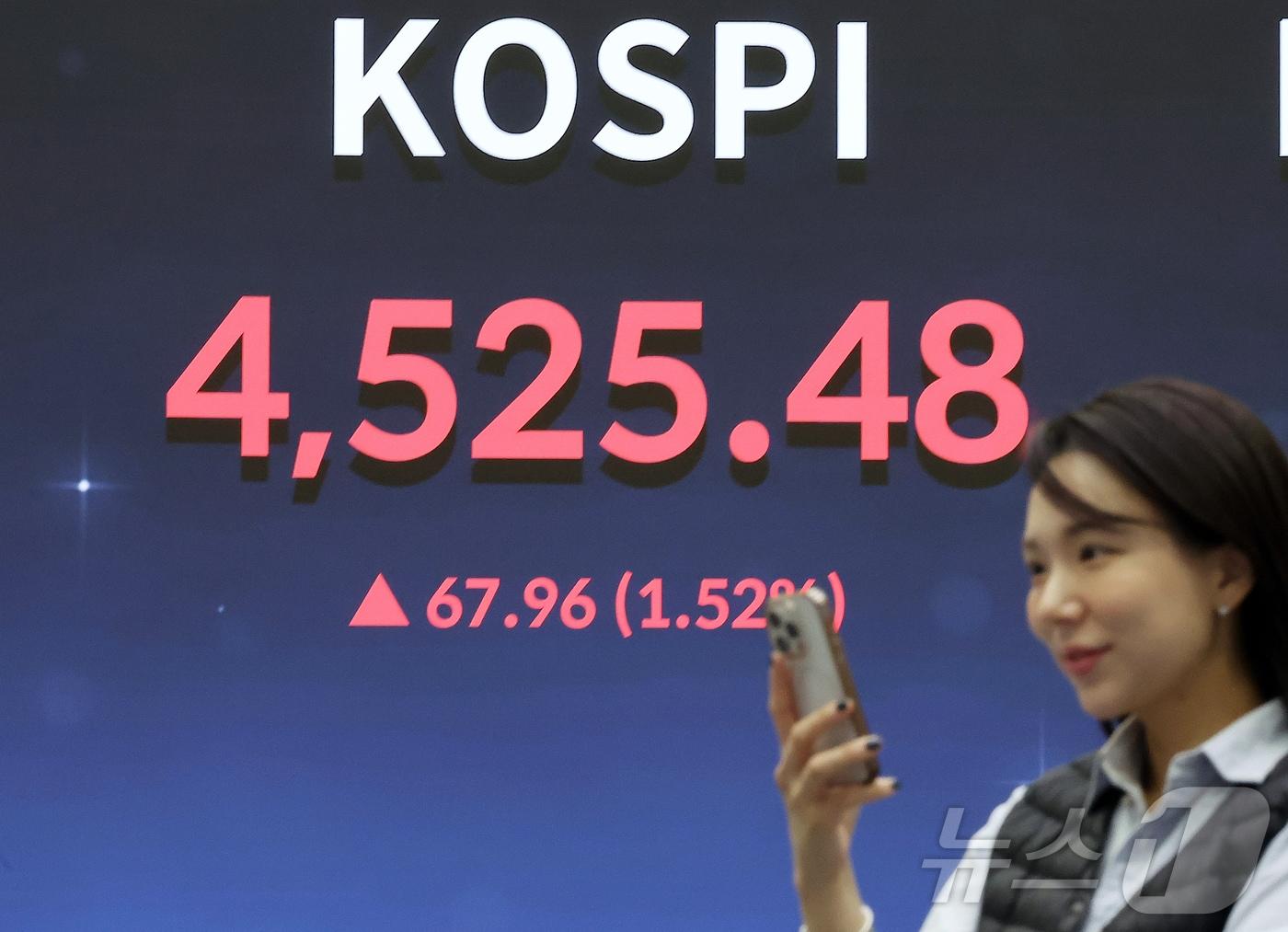 본문 이미지 - 코스피가 전일 대비 67.96포인트(1.52%) 오르며 4525.48에 장을 마감한 6일 오후 서울 영등포구 여의도 한국거래소 현황판에 종가가 나오고 있다. 2026.1.6/뉴스1 ⓒ News1 김진환 기자