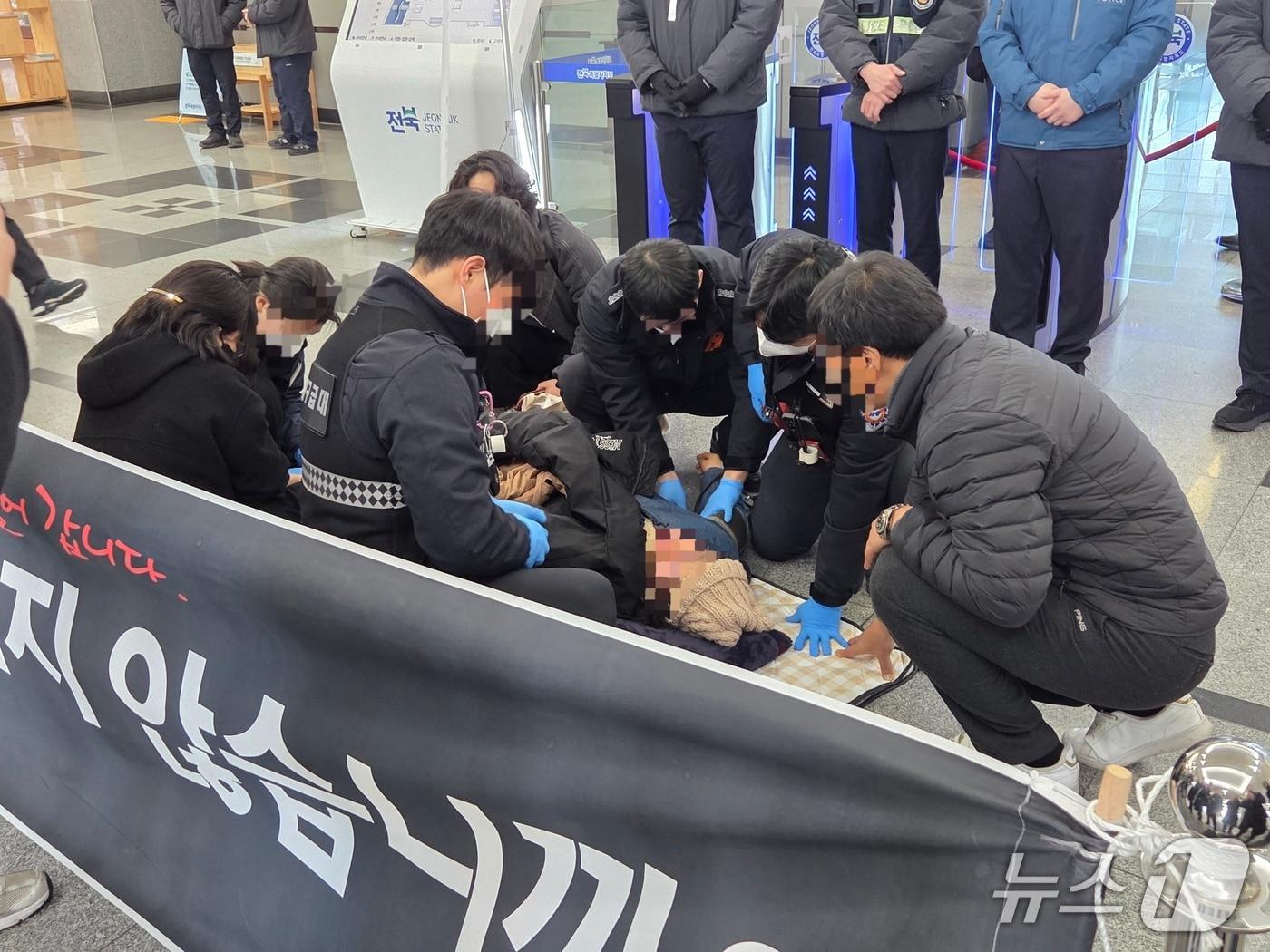본문 이미지 - 6일 낮 12시 30분께 전북도청 1층 바닥에 누워 지자체에 문제 해결을 요구하던 자임추모공원 유가족이 쓰러져 병원으로 이송됐다. 2026.1.6/뉴스1 문채연 기자