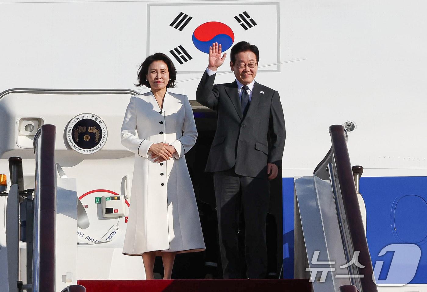 중국을 국빈방문 중인 이재명 대통령과 김혜경 여사가 6일 베이징 서우두 공항 상하이행 공군 1호기에서 환송객에게 인사하고 있다. 2026.1.6/뉴스1 ⓒ News1 허경 기자