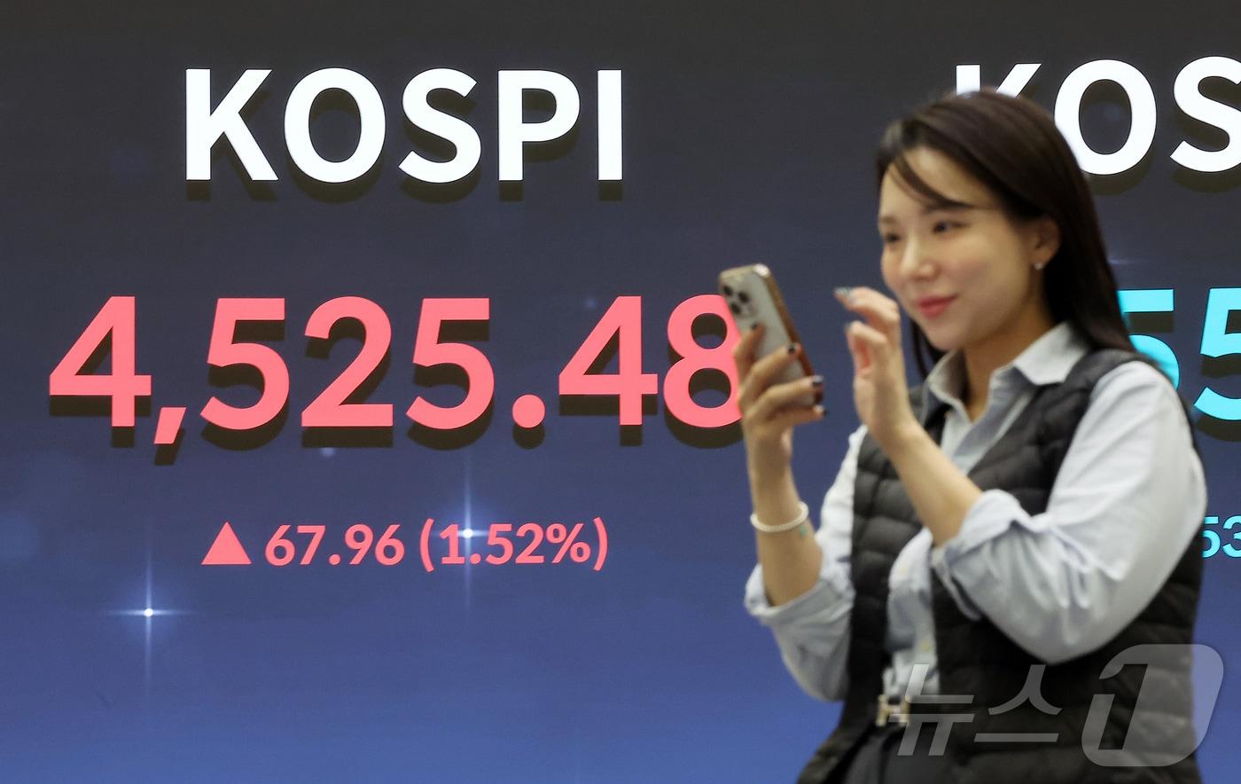 코스피가 전일 대비 67.96포인트(1.52%) 오르며 4525.48에 장을 마감한 6일 오후 서울 영등포구 여의도 한국거래소 현황판에 종가가 나오고 있다. 2026.1.6/뉴스1 ⓒ News1 김진환 기자