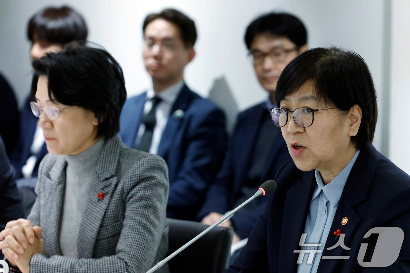 정은경 보건복지부 장관이 6일 오후 서울시 중구 세종대로 컨퍼런스하우스 달개비에서 열린 제2차 보건의료정책심의위원회 회의에서 모두 발언을 하고 있다. 2026.1.6/뉴스1 ⓒ News1 박정호 기자