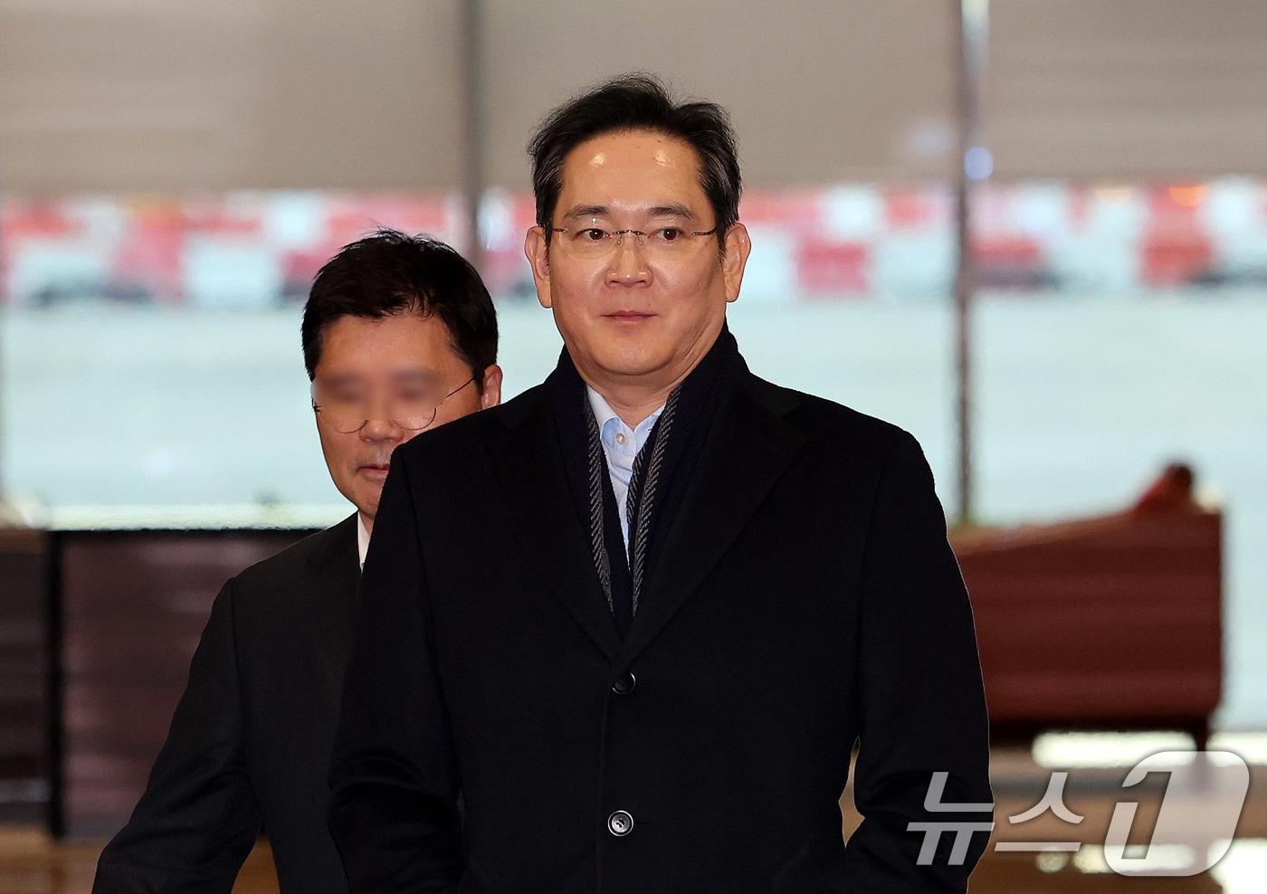 본문 이미지 - 방중 경제사절단 일정을 마친 이재용 삼성전자 회장이 6일 오후 서울 강서구 김포 비즈니스 항공센터(SGBAC)를 통해 귀국하고 있다. 2026.1.6/뉴스1 ⓒ News1 박지혜 기자