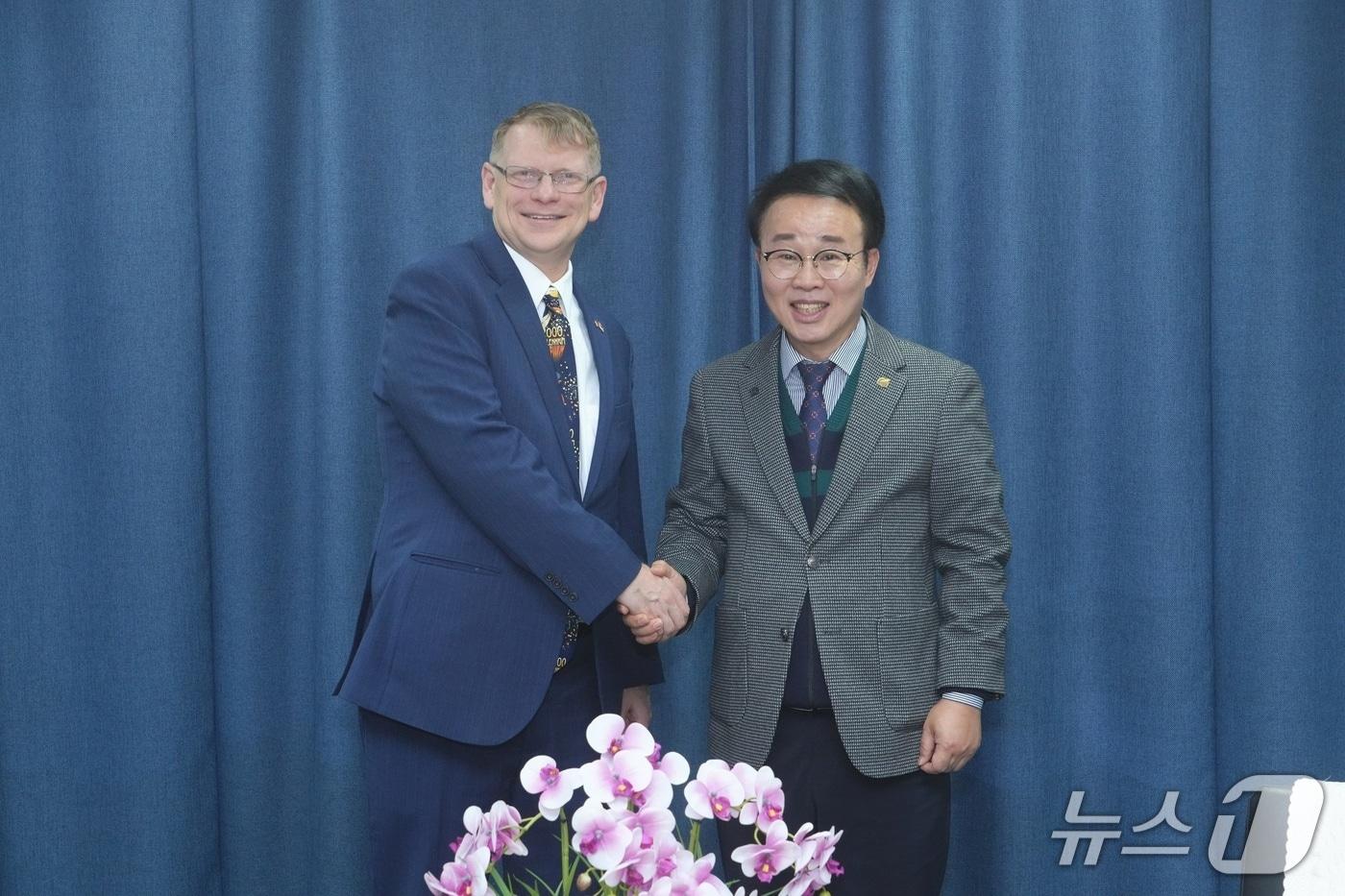 듀이 무어 주부산미국영사관 수석영사와 박성호 경자청장이 6일 면담 후 기념촬영하는 모습 (경자청 제공. 재판매 및 DB금지)