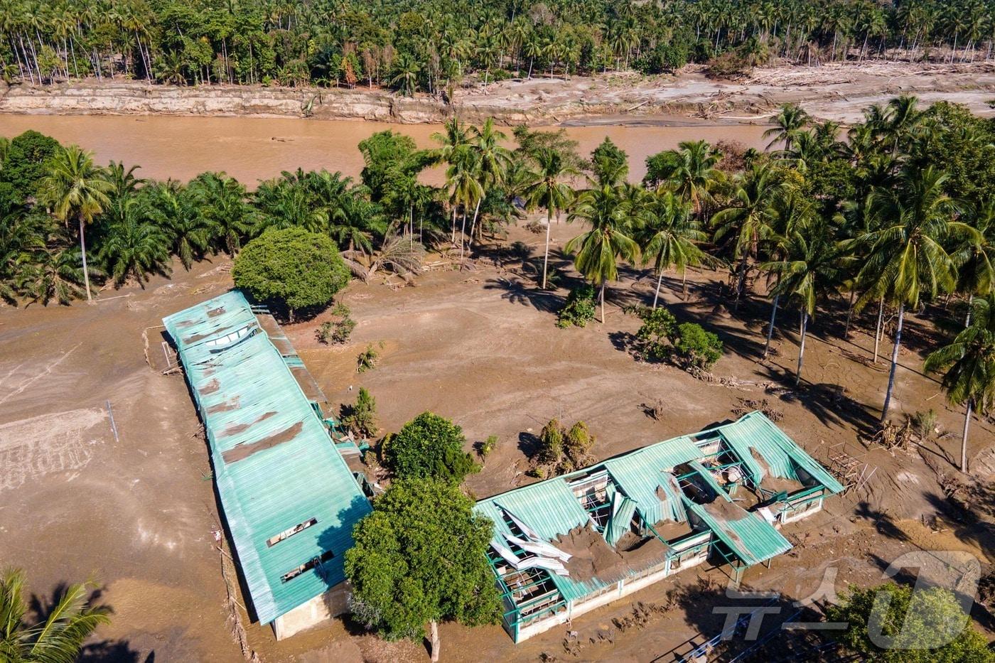 5일 인도네시아 아체주 비레운 지역을 강타한 돌발 홍수로 푸산안 강을 따라 위치한 한 초등학교가 물에 잠겨 있다. 2025.01.05. ⓒ AFP=뉴스1 ⓒ News1 윤다정 기자