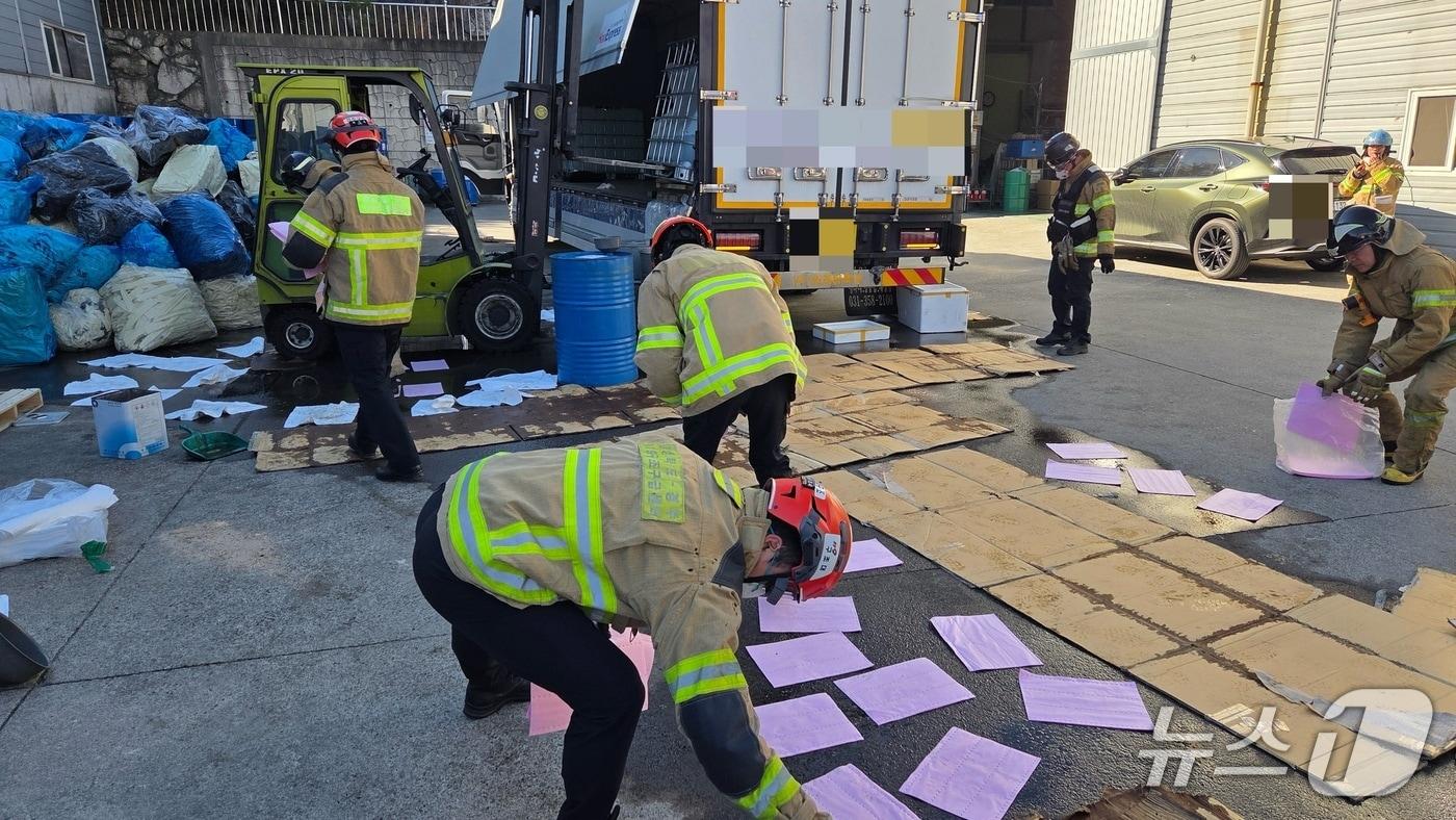 본문 이미지 -  6일 오전 11시34분쯤 경북 경주시 외동읍에 있는 자동차 부품공장에서 화물차에 실려있던 수산화칼륨이 누출되는 사고가 발생했다. (경북소방본부제공, 재판매 및 DB금지) 2026.1.6/뉴스1