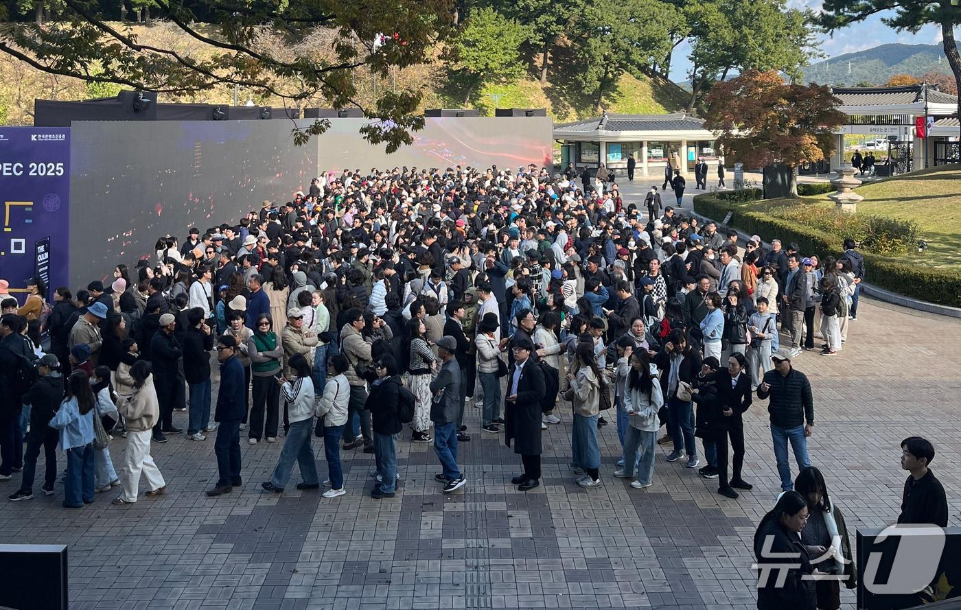 지난해 국립경주박물관을 찾은 관람객이 198만명에 달한 것으로 나타났다. 사진은 APEC 정상회의 기간 열린 '신라금관 특별전'을 관람하기 몰린 관광객 모습.(국립경주박물관 제공, 재판매 및 DB금지) 2026.1.6/뉴스1