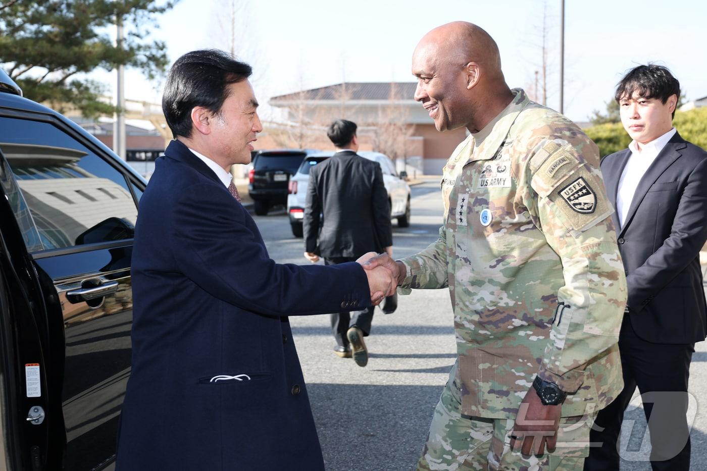 6일 경기도 평택시 캠프 험프리스 주한미군사령부를 찾은 안규백 국방부 장관이 제이비어 브런슨 주한미군사령관 겸 한미연합군사령관과 악수를 하고 있다. (국방부 제공. 재판매 및 DB 금지) 2026.1.6/뉴스1