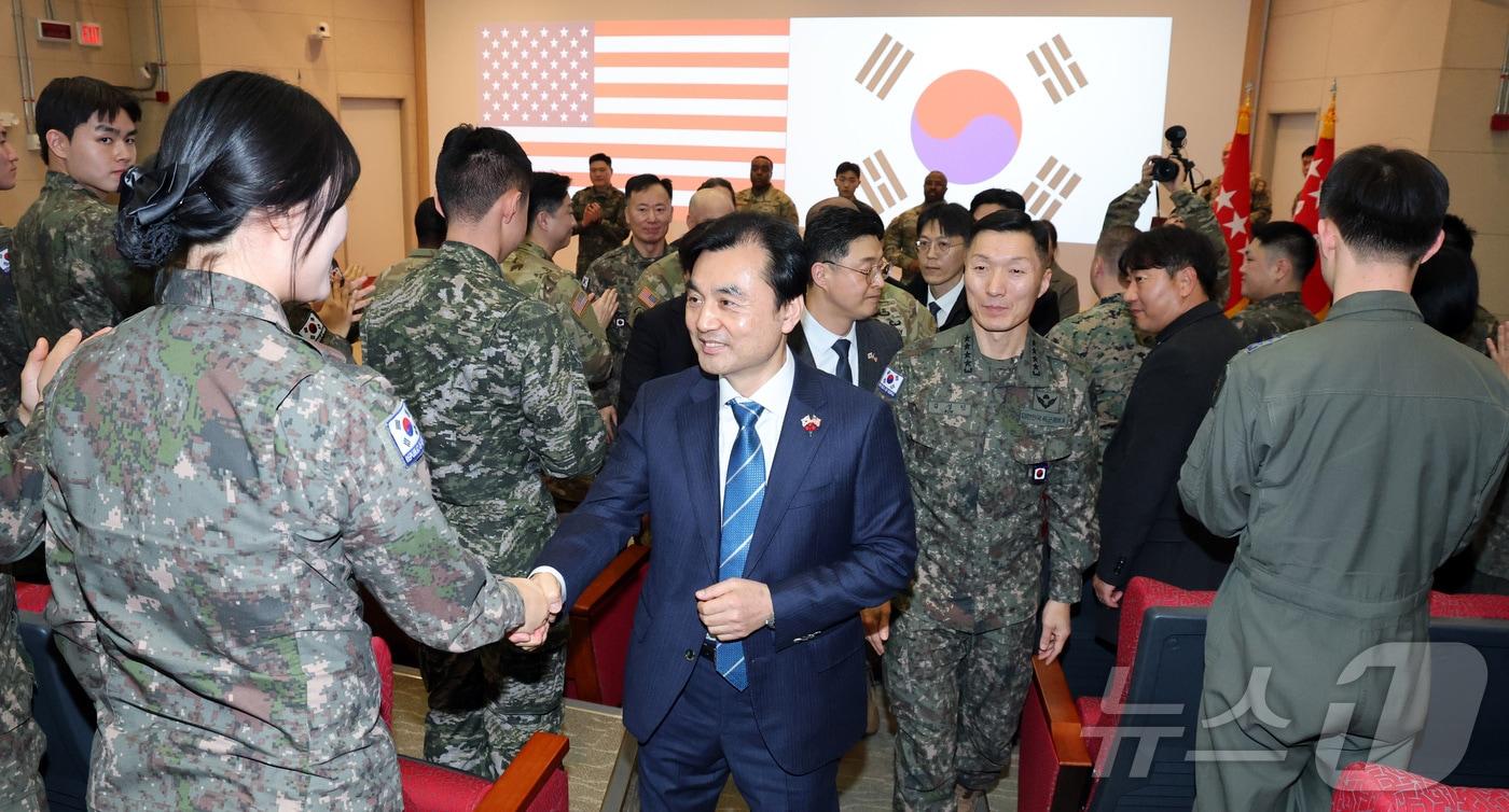 본문 이미지 - 경기도 평택시 캠프 험프리스 한미연합군사령부를 찾은 안규백 국방부 장관이 장병들을 격려하고 있다. (국방부 제공. 재판매 및 DB 금지) 2026.1.6/뉴스1