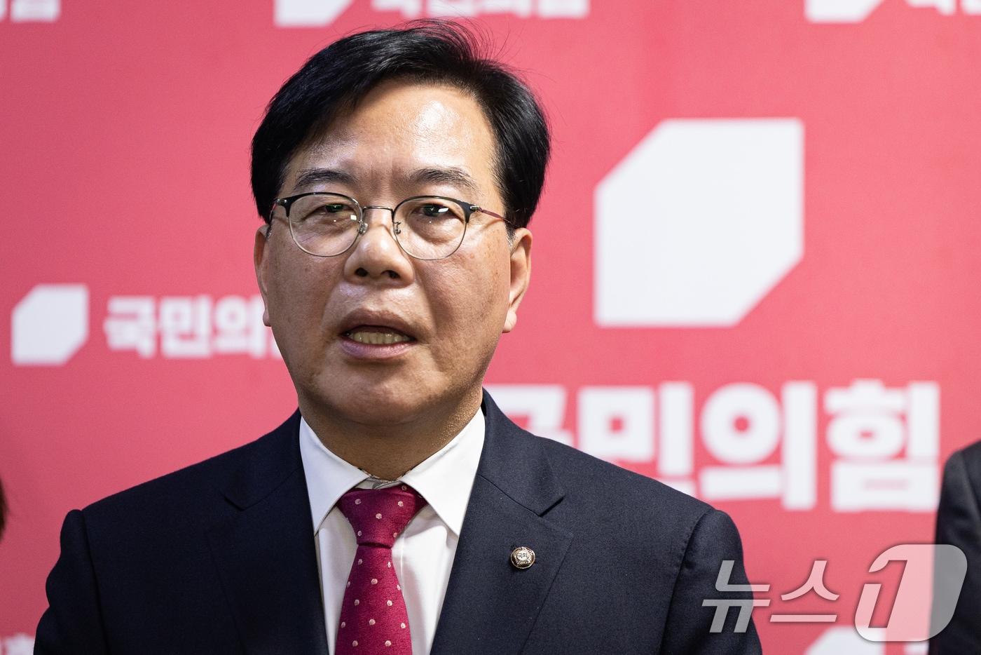 송언석 국민의힘 원내대표가 6일 서울 여의도 국회에서 현안 관련 백브리핑을 하고 있다. 2026.1.6/뉴스1 ⓒ News1 유승관 기자