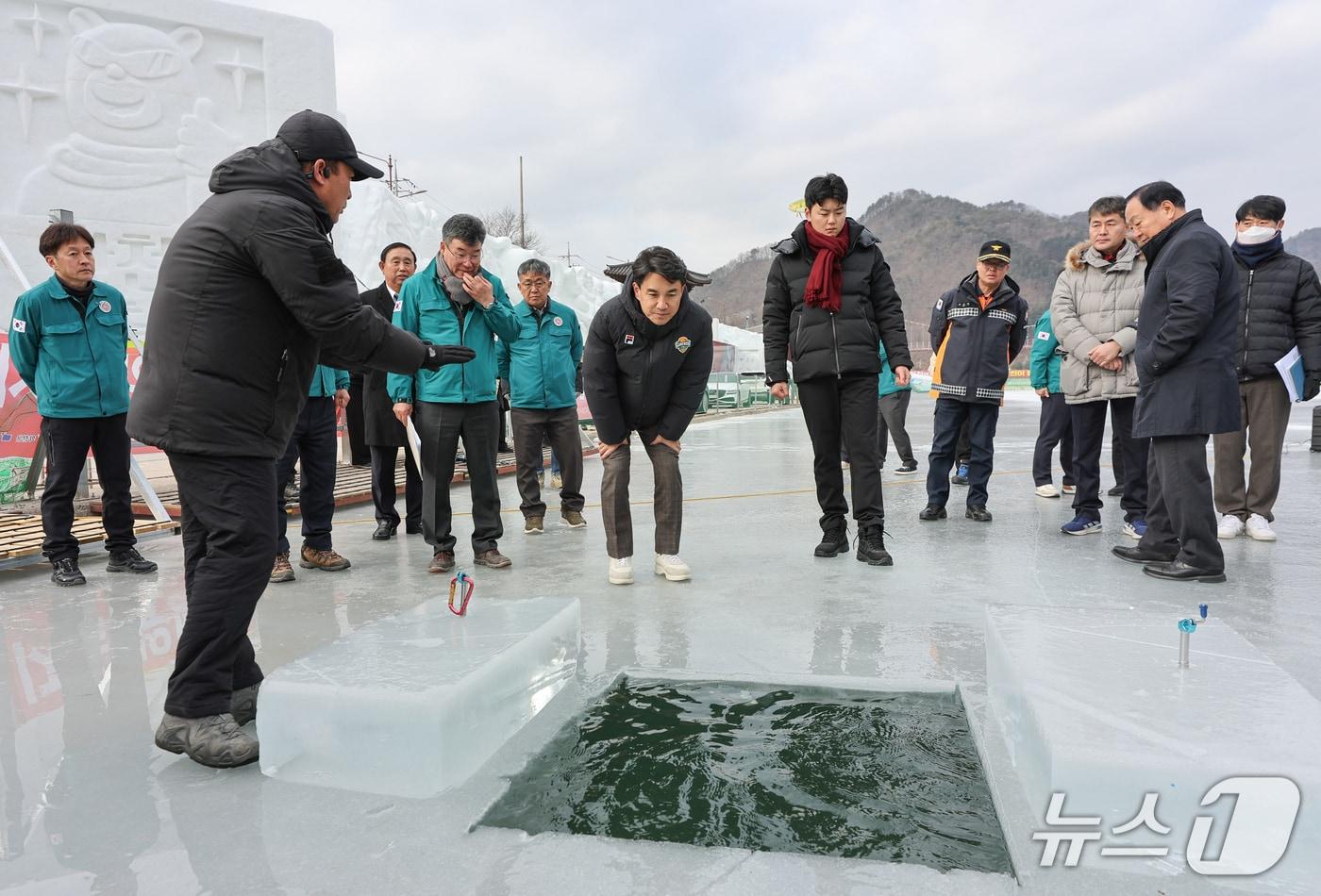 김진태 강원도지사가 6일  화천 산천어축제장을 찾아 얼음 두께 등을 확인하고 있다.(강원도 제공, 재판매 및 DB금지)