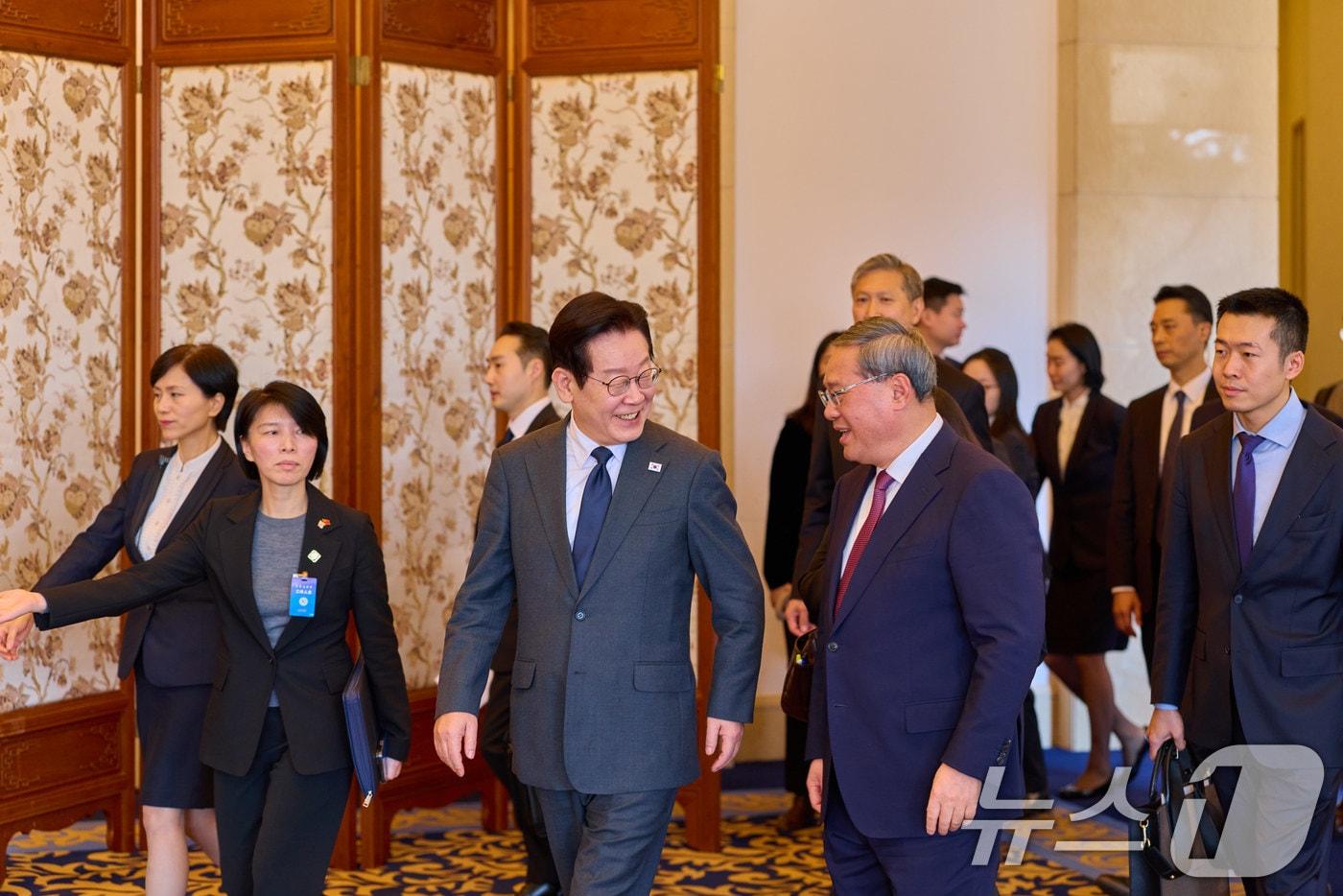 중국을 국빈방문 중인 이재명 대통령이 6일 베이징 조어대에서 리창 총리와 면담을 하기 위해 이동하고 있다. (공동취재) 2026.1.6/뉴스1 ⓒ News1 허경 기자