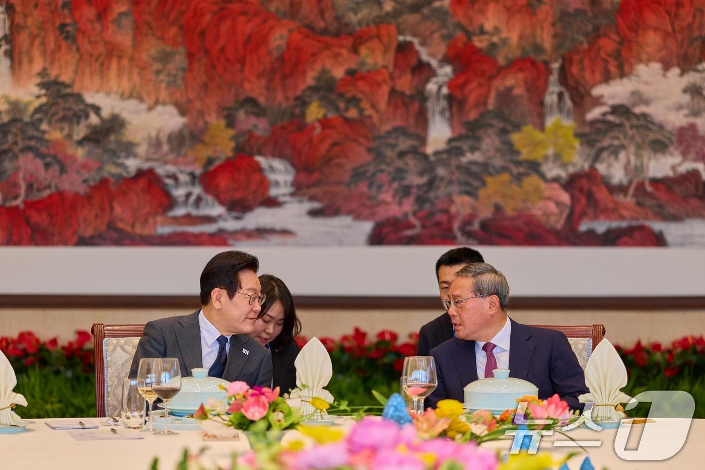 중국을 국빈방문 중인 이재명 대통령이 6일 베이징 조어대에서 리창 총리와 대화를 하고 있다. (공동취재) 2026.1.6/뉴스1 ⓒ News1 허경 기자