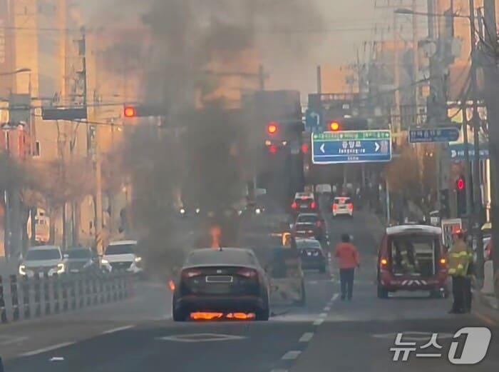 본문 이미지 - 서산 동문동 차량 화재 현장. (독자제공, 재판매 및 DB금지) / 뉴스1