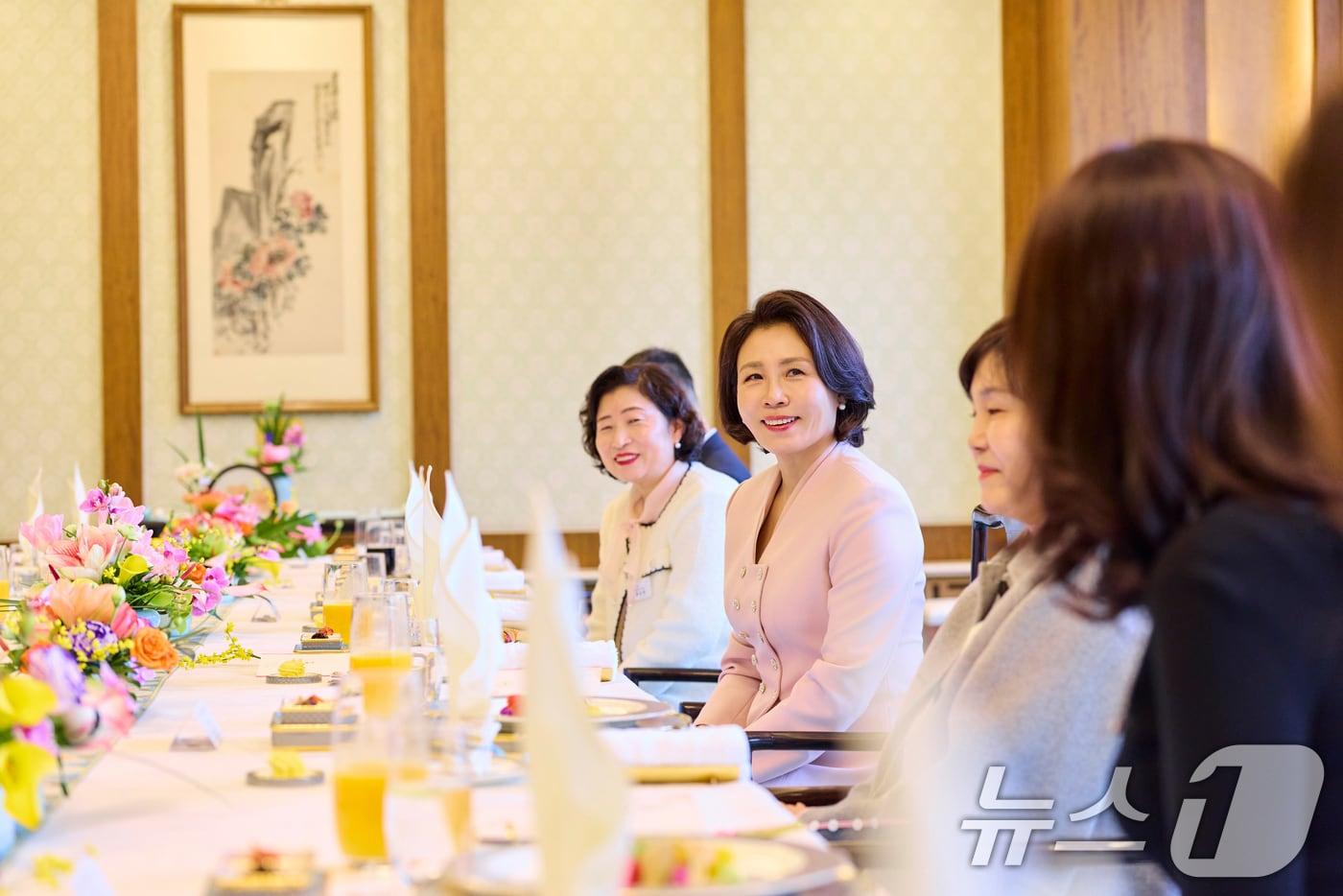 김혜경 여사가 6일 중국 베이징 조어대에서 열린 재중 한인 여성 활동가 초청 오찬간담회에서 발언을 듣고 있다. (공동취재) 2026.1.6/뉴스1 ⓒ News1 허경 기자