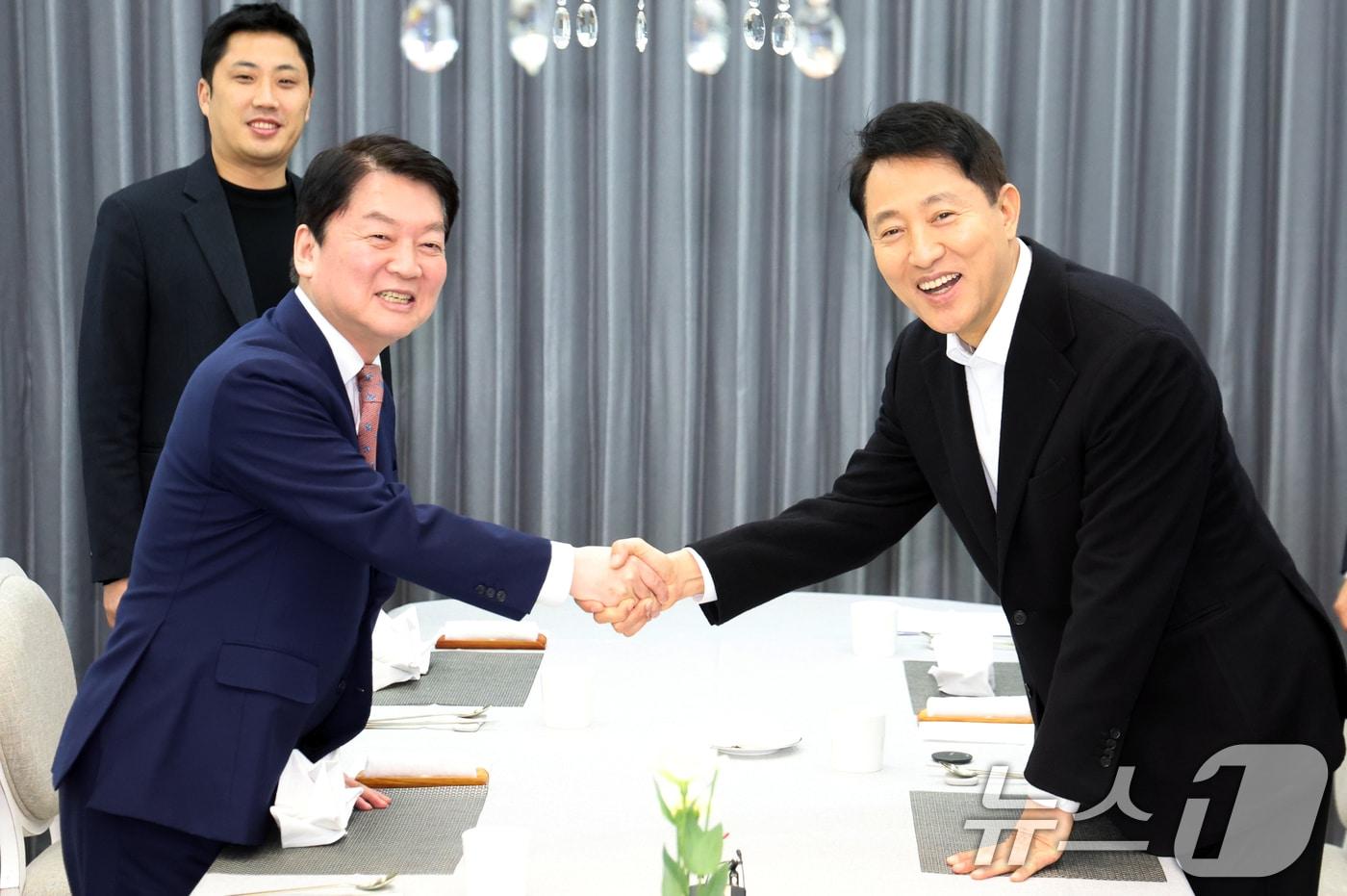 오세훈 서울시장과 안철수 국민의힘 국회의원이 6일 오후 서울 용산구 한나동 서울시장 공관에서 회동을 하고 있다. 2026.1.6/뉴스1 ⓒ News1 김명섭 기자