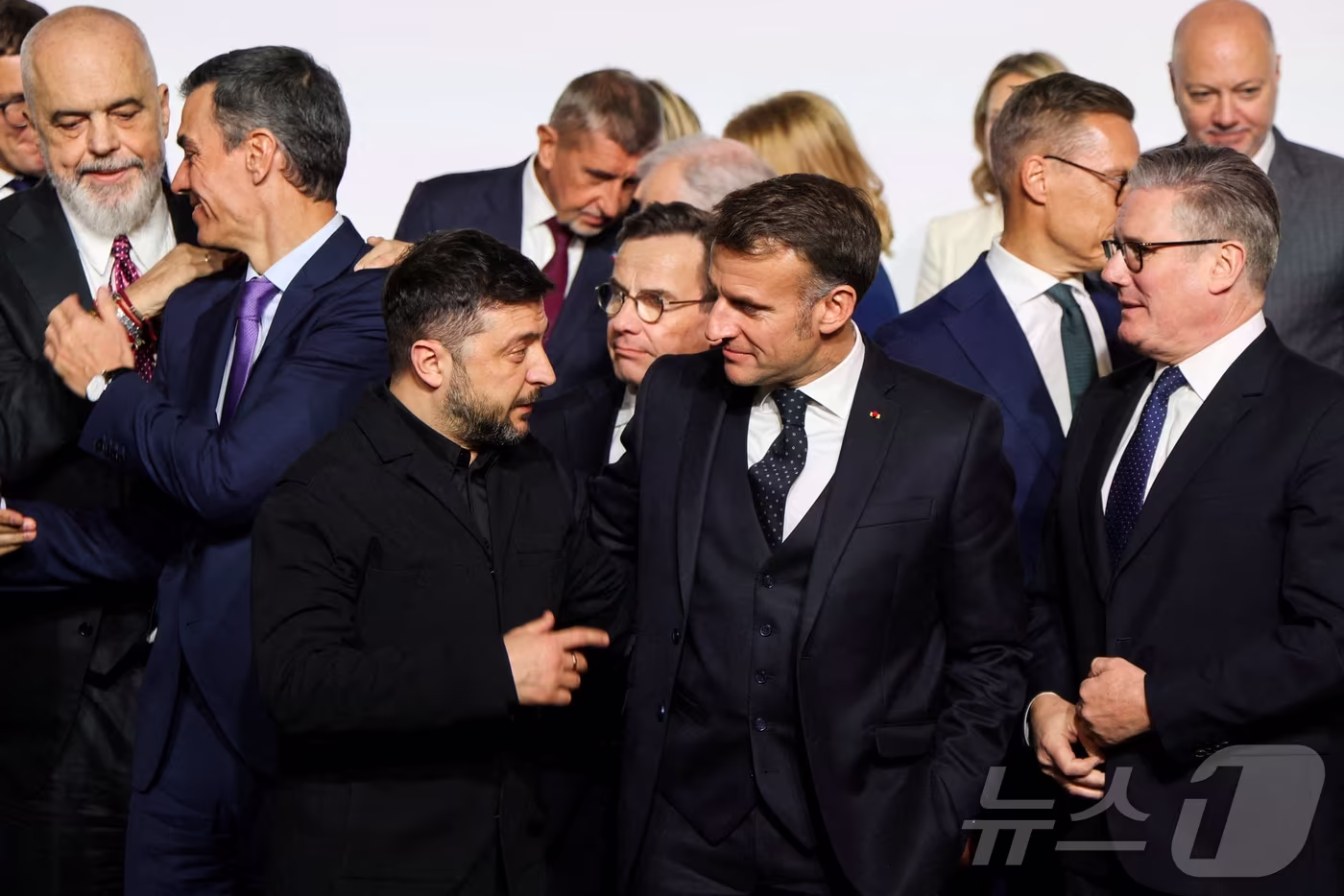 볼로디미르 젤렌스키 우크라이나 대통령과 에마뉘엘 마크롱 프랑스 대통령, 키어 스타머 영국 총리가 6일 파리 엘리제궁에서 열린 '의지의 연합' 정상회의 후 기념촬영을 하고 있다. 2026.1.6 ⓒ 로이터=뉴스1 ⓒ News1 강민경 기자