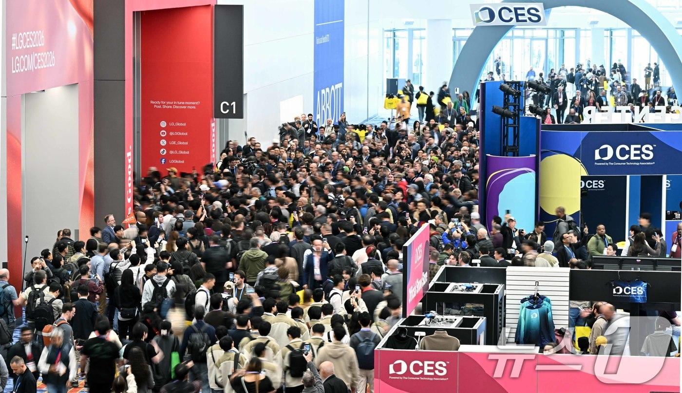 세계 최대 가전·정보기술(IT) 전시회 'CES 2026'이 개막한 6일 미국 네바다주 라스베이거스 LVCC 센트럴홀에서 참관객이 입장하고 있다. (공동취재) 2026.1.7/뉴스1 ⓒ News1 황기선 기자