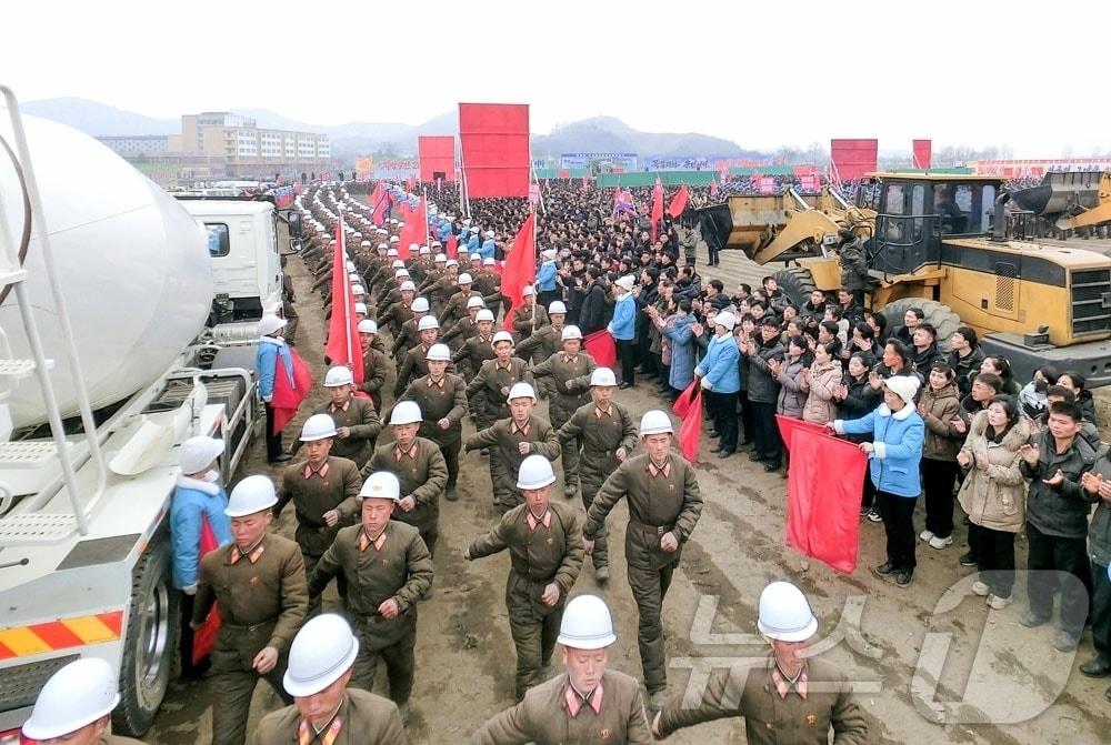 본문 이미지 - (평양 노동신문=뉴스1) = 북한 노동당 기관지 노동신문은 7일 "위대한 당 중앙의 현명한 영도 아래 전국 모든 지역이 균형적으로 동시다발적으로 진보하는 전면적부흥의 새시대가 펼쳐지고 있다"라고 보도했다. [국내에서만 사용가능. 재배포 금지. DB 금지. For Use Only in the Republic of Korea. Redistribution Prohibited] rodongphoto@news1.kr