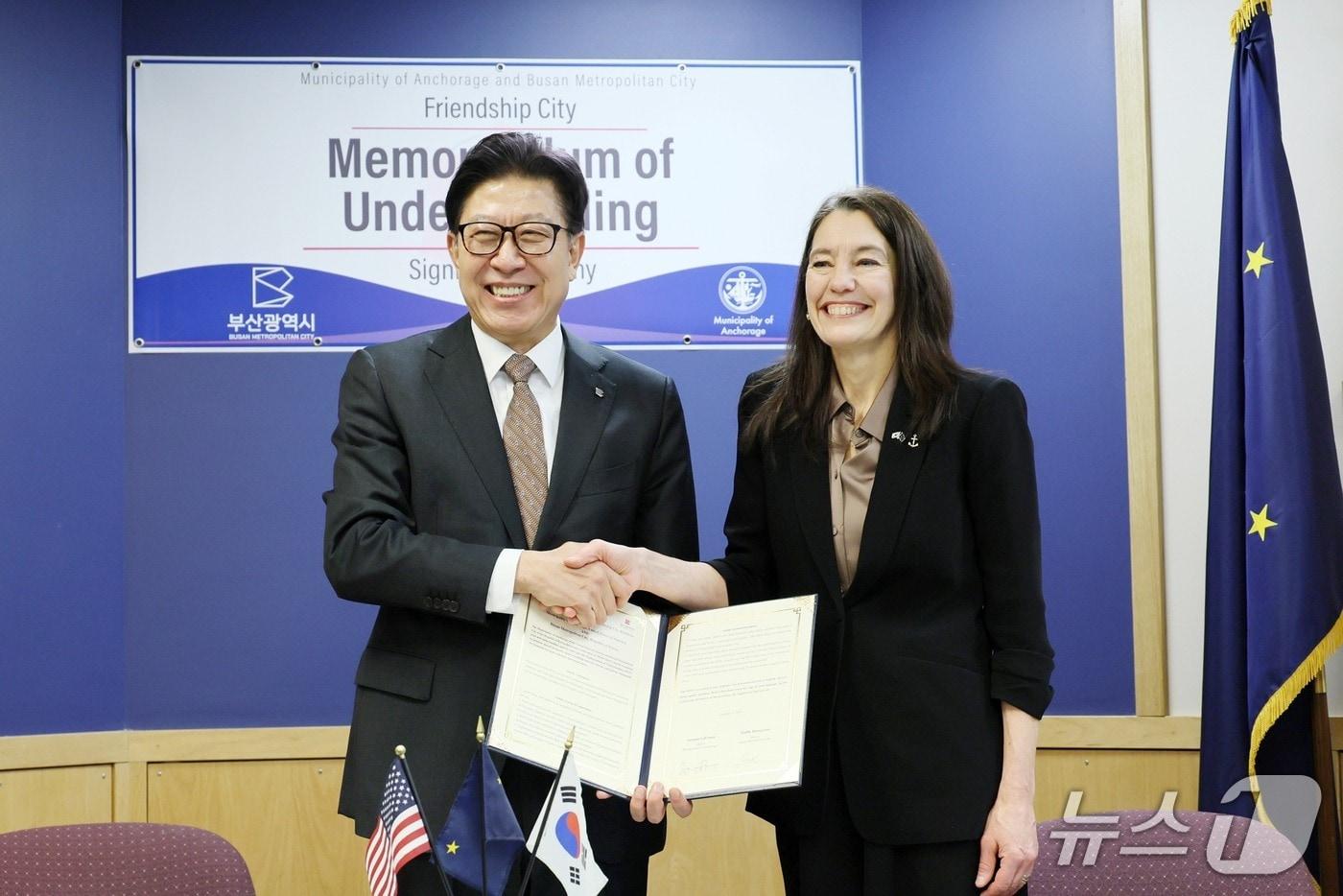 부산시는 현지시각 5일 오전, 박형준 부산시장(왼쪽)과 수잔 라프랑스 앵커리지 시장이 참석한 가운데 앵커리지 시청에서 '우호협력도시 협정'을 체결하고 있다.(부산시 제공. 재판매 및 DB금지)