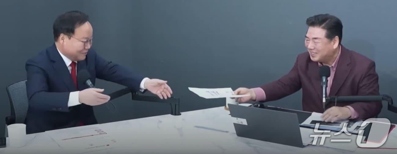 본문 이미지 -  지난 5일 유튜브 방송 '고성국TV'에서 운영자 고성국 씨(오른쪽)가 김재원 국민의힘 최고위원에게 현장에서 작성한 입단원서를 전하고 있다. (유튜브 갈무리) ⓒ 뉴스1