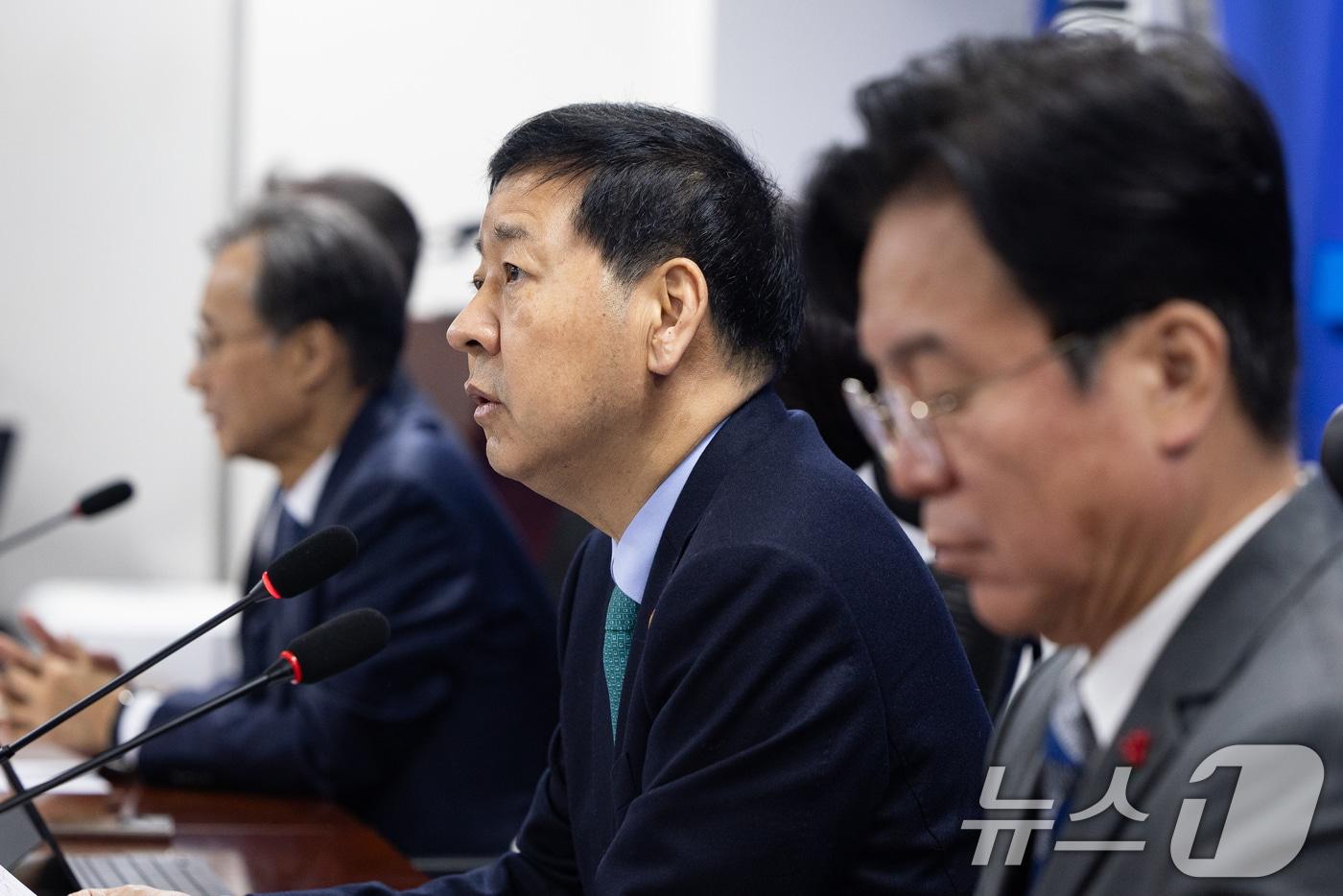 구윤철 부총리 겸 재정경제부 장관이 7일 서울 여의도 국회 의원회관에서 열린 2026년 경제성장전략 당정협의에서 모두 발언을 하고 있다. 2026.1.7/뉴스1 ⓒ News1 유승관 기자