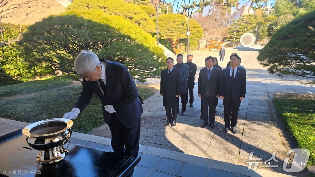 본문 이미지 - 최종열 조국혁신당 부산시당 위원장 권한대행과 정진백 기장군 지역위원장 등 당직자들이 부산 충렬사를 참배하고 있다.(조국혁신당 부산시당 제공. 재판매 및 DB금지)