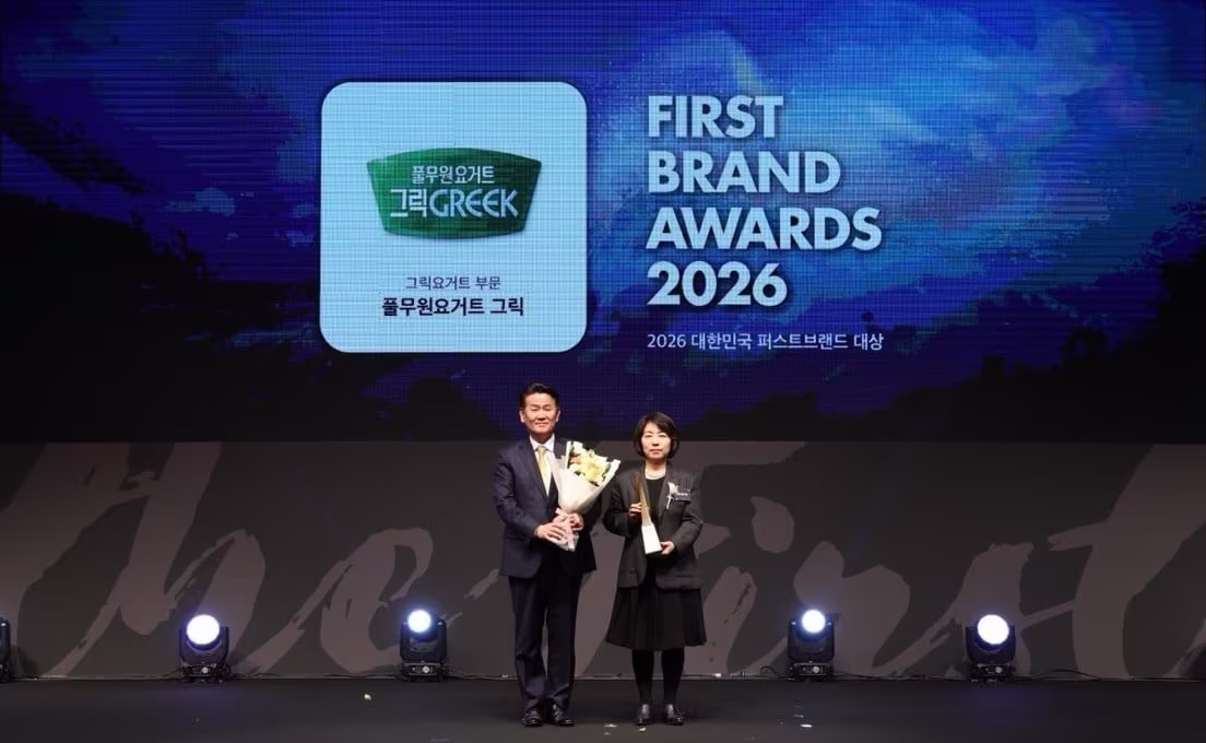 본문 이미지 - 홍영선 풀무원다논 대표(오른쪽)가 '2026 대한민국 퍼스트브랜드 대상' 시상식에서 올해 처음 신설된 그릭요거트 부문 1위에 선정된 풀무원요거트 그릭으로 대상을 수여 받았다.(풀무원다논 제공)
