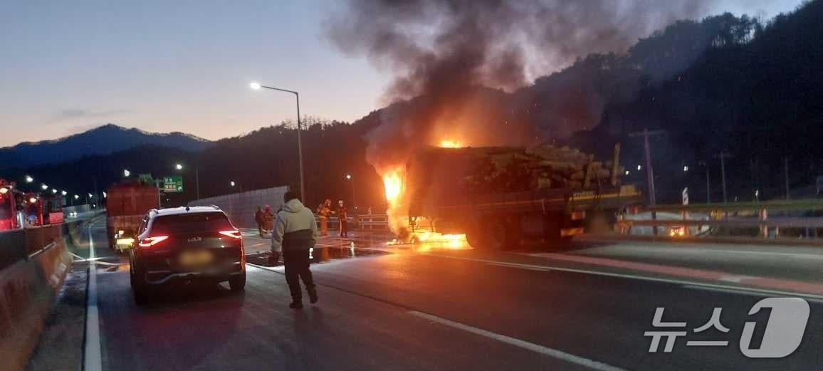 본문 이미지 - 영월 차량화재.(강원도소방본부 제공, 재판매 및 DB 금지) 2026.1.7/뉴스1