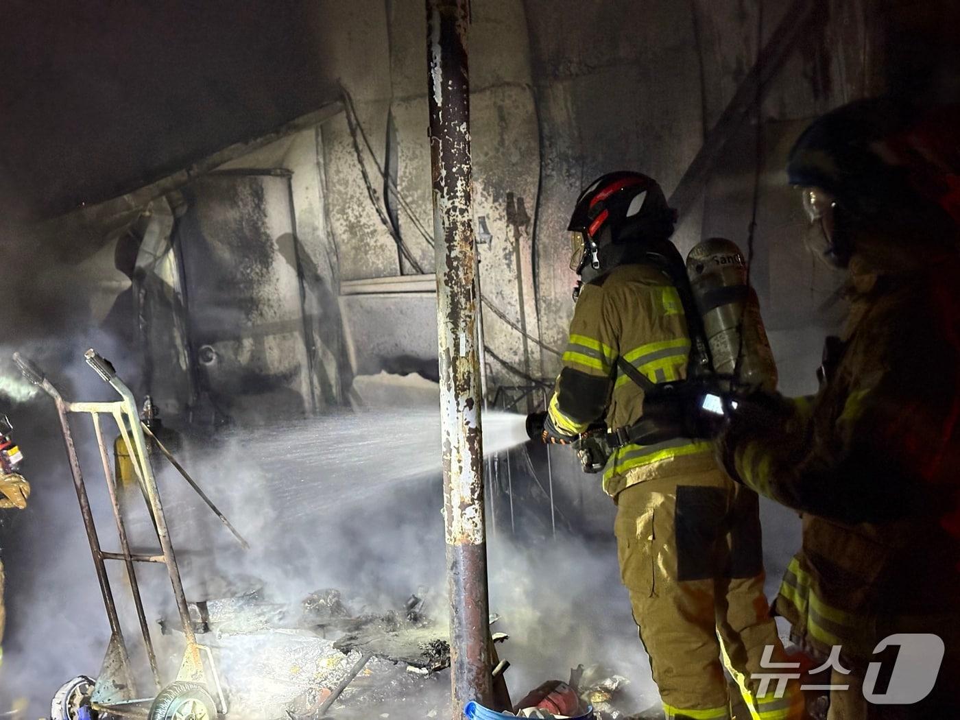 본문 이미지 - 6일 오후 7시쯤 영천시 화룡동의 택시회사 건물에서 불이나 소방 대원들이 진화하고 있다.(경북소방본부 제공. 재판매 및 DB 금지)2026.1.7/뉴스1