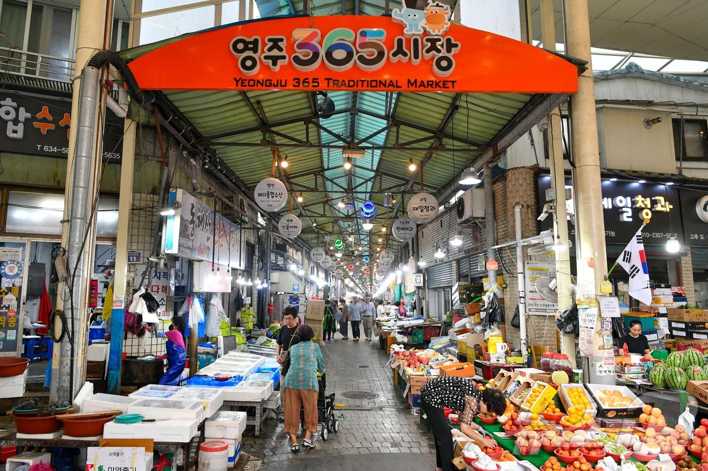 본문 이미지 - 경북도는 8일 추석 물가 안정을 위해 11~27일 사과·배 등 성수품 19종의 수급과 가격을 집중 관리한다. 사진은 안동중앙시장(경북도 제공. 재판매 및 DB 금지) /뉴스1