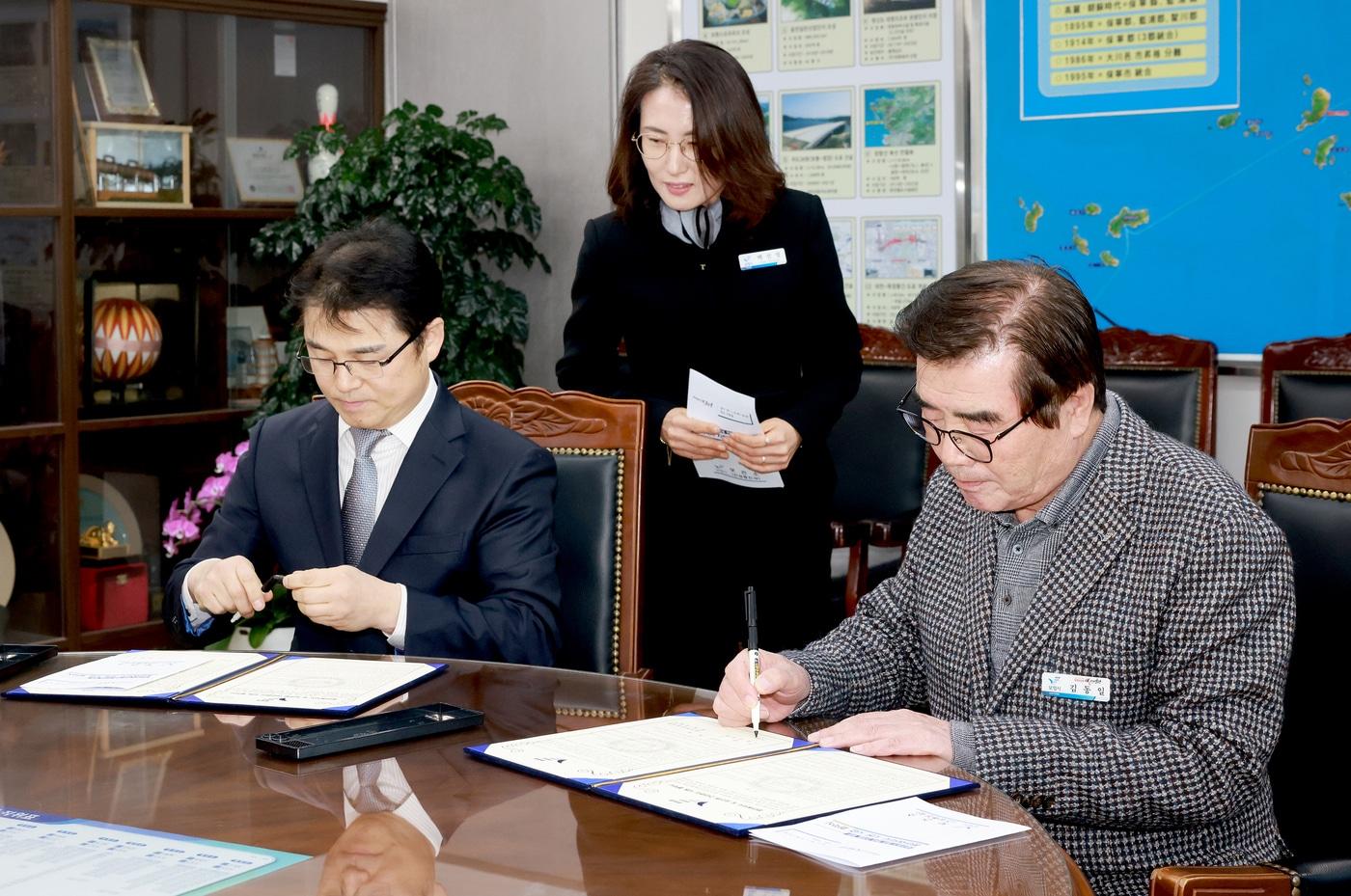 김동일 시장(오른쪽)과 참산부인과 원장이 업무협약을 체결하고 있다.(보령시 제공. 재판매 및 DB금지)/뉴스1