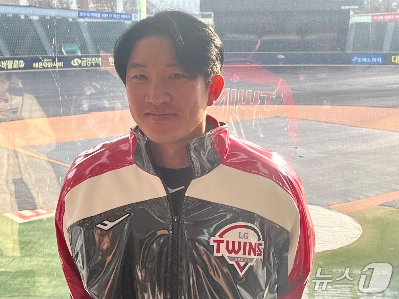 본문 이미지 - LG 트윈스 투수 장시환이 6일 서울 잠실야구장에서 열린 구단 신년인사회를 마친 뒤 취재진과 인터뷰하고 있다. 2026.1.6/뉴스1 ⓒ News1 이상철 기자