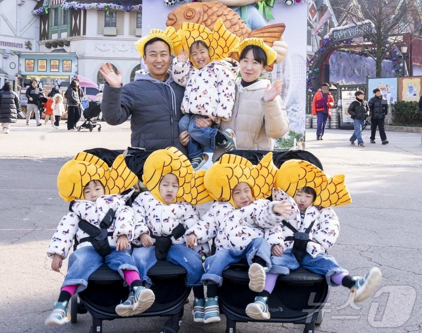 본문 이미지 - 에버랜드 붕어빵 러쉬 현장을 찾은 다섯쌍둥이 가족(에버랜드 제공)