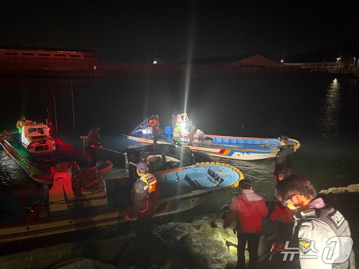 본문 이미지 - 7일 오전 0시 21분쯤 전남 광양시 중동 광양항 해양공원에서 승용차가 바다로 추락해 해경이 구조하고 있다.(여수해경 제공. 재판매 및 DB 금지)