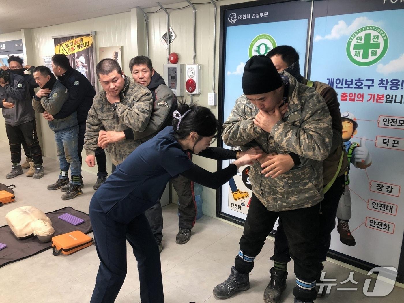 본문 이미지 - 외국인 근로자들이 직접 응급처치 실습을 받는 모습 (한화 건설부문 제공) 뉴스1 ⓒ News1