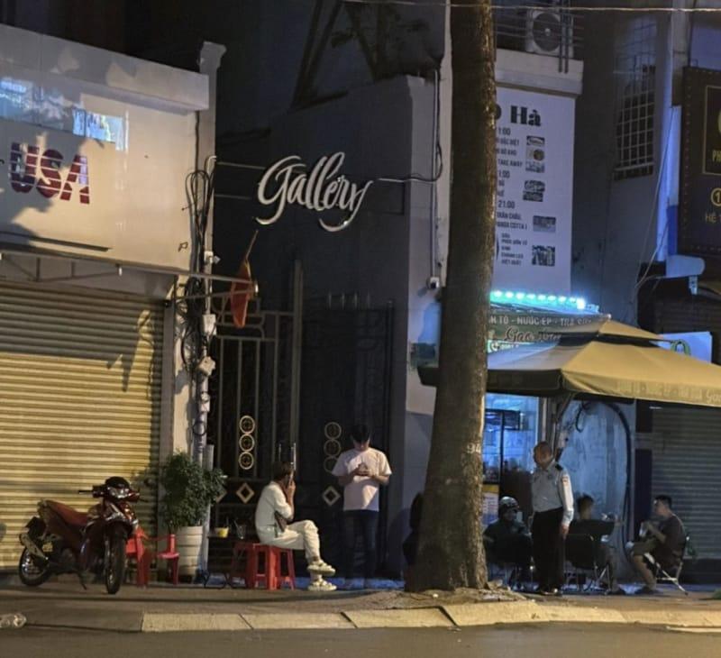 본문 이미지 - 2023년 7월 호찌민 경찰은 한국인 업주 2명을 성매매 알선 혐의로 검거하면서 이들이 운영하던 호찌민 식당 사진을 공개했다. 식당에서는 경찰 단속을 대비한 경보 시스템을 갖추고 있었고, 운전기사와 차량이 식당 앞에 배치돼 고객과 여성 직원을 호텔 객실로 실어 날랐다. (출처=호찌민 경찰)