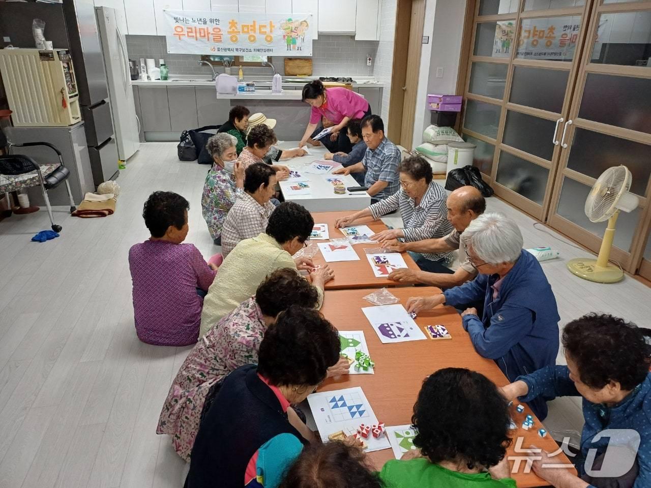 본문 이미지 - 울산 북구는 강동동 남정자마을 '치매안심마을' 프로그램 모습.(울산 북구 제공. 재판매 및 DB금지)/뉴스1